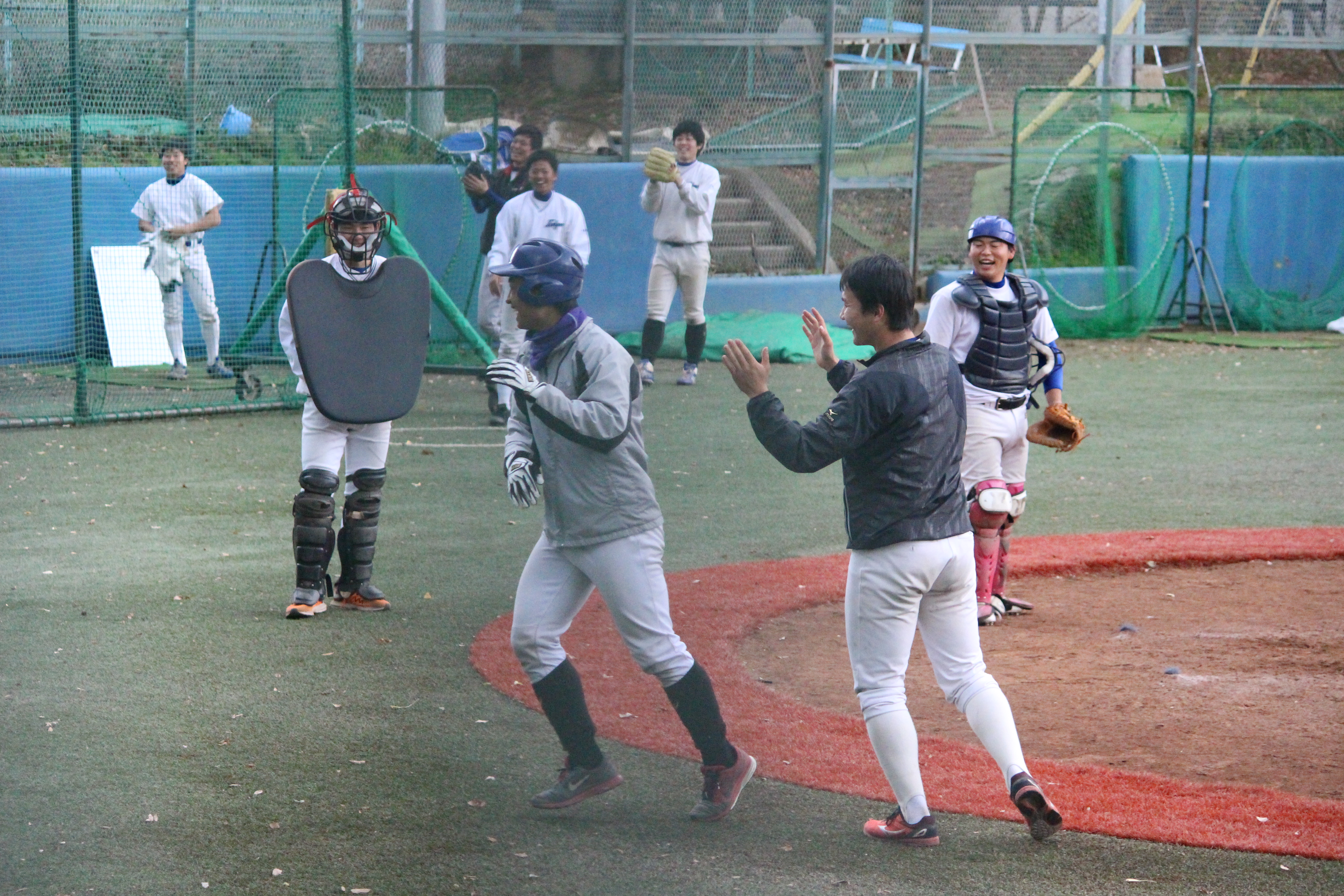 本塁打を放ち、宮台投手に迎えられる楠田外野手